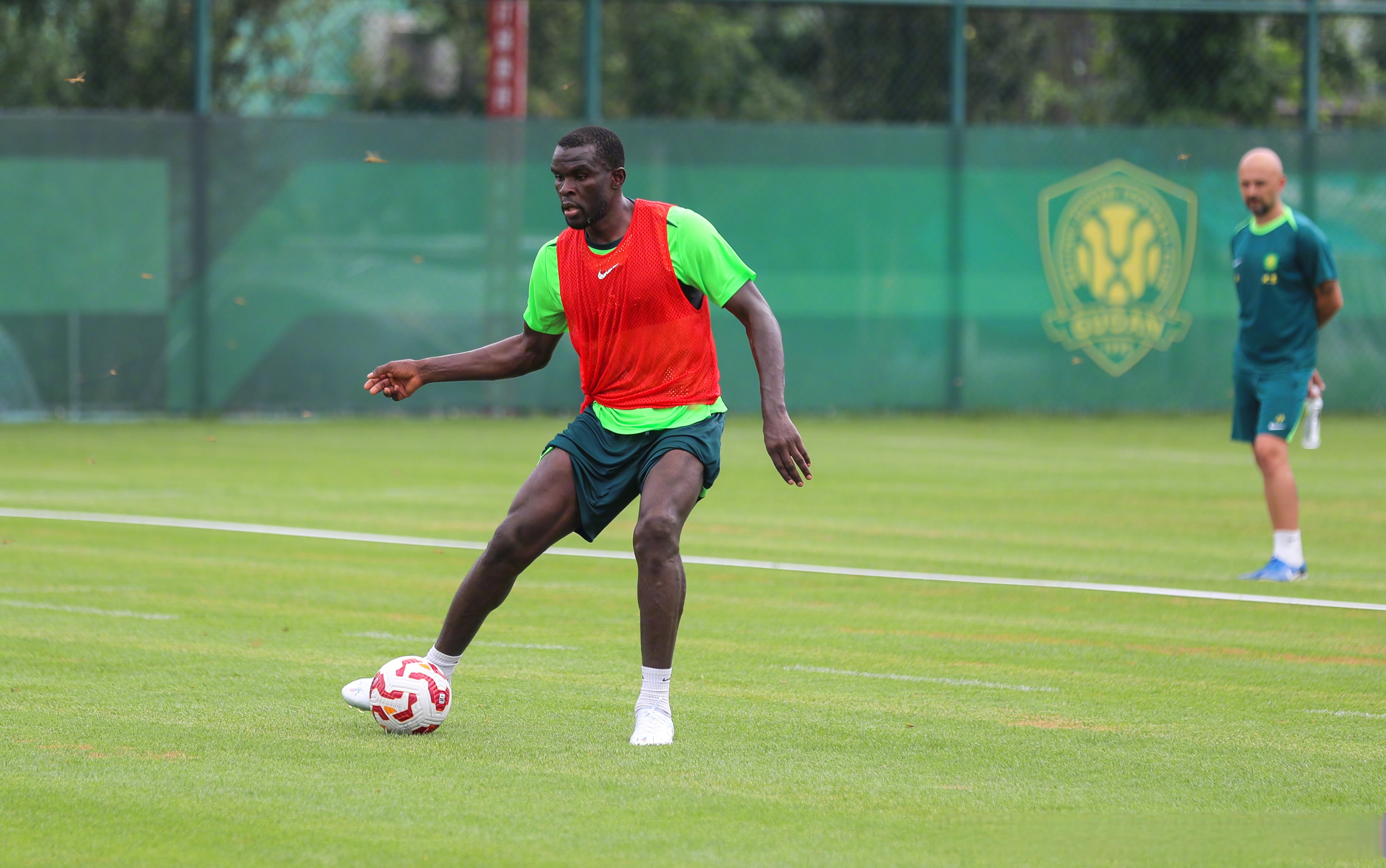 关于北京国安训练开放日；今夜完成体检引欢呼；意甲在即；资深球员宣示担当的信息