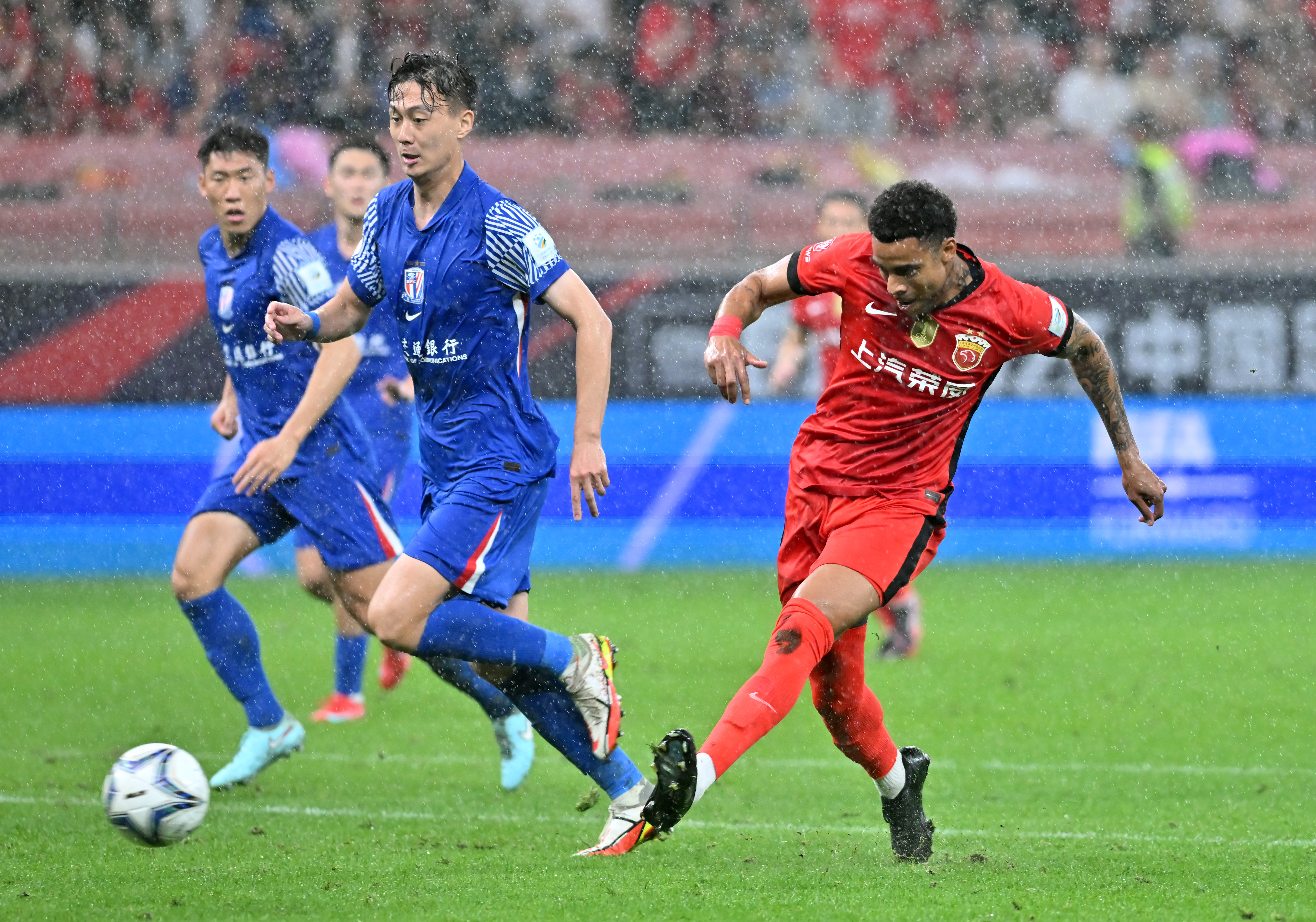 关于利物浦训练开放日，加时末段官宣签约引欢呼，意甲在即，年轻球员得到机会的信息